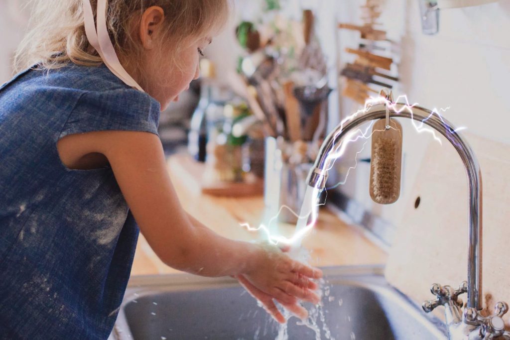 Почему вода из крана бьет током: как найти причину и обезопасить себя