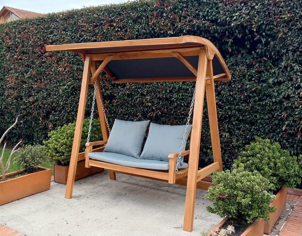 Деревянные садовые качели с навесом