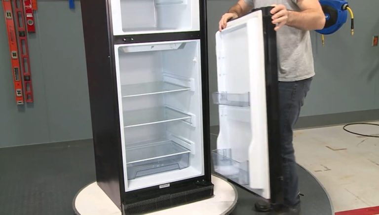 Как перевесить дверь холодильника: пошаговое руководство