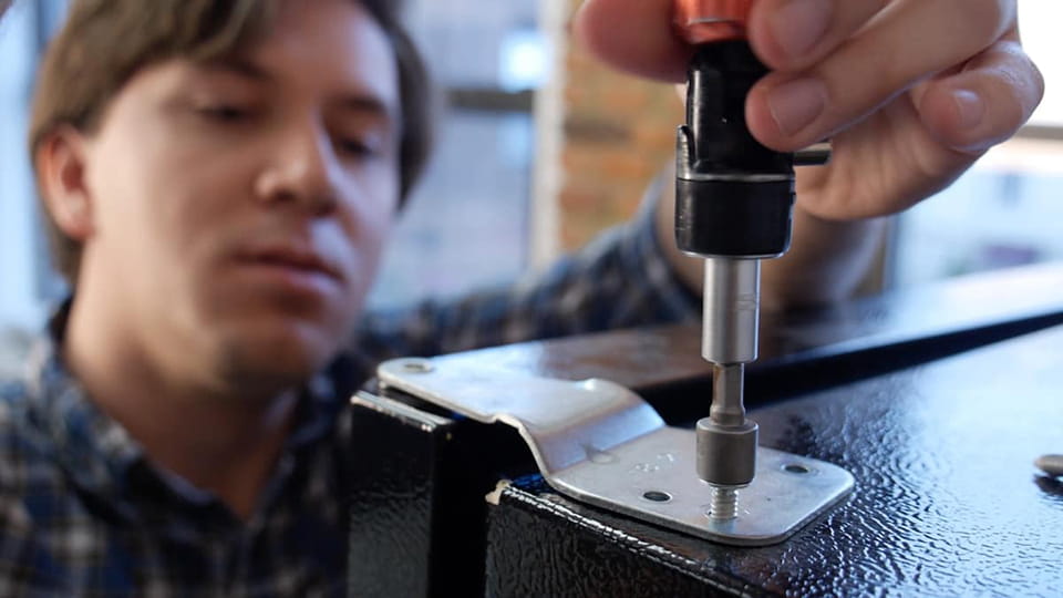 Перевешивание двери холодильника