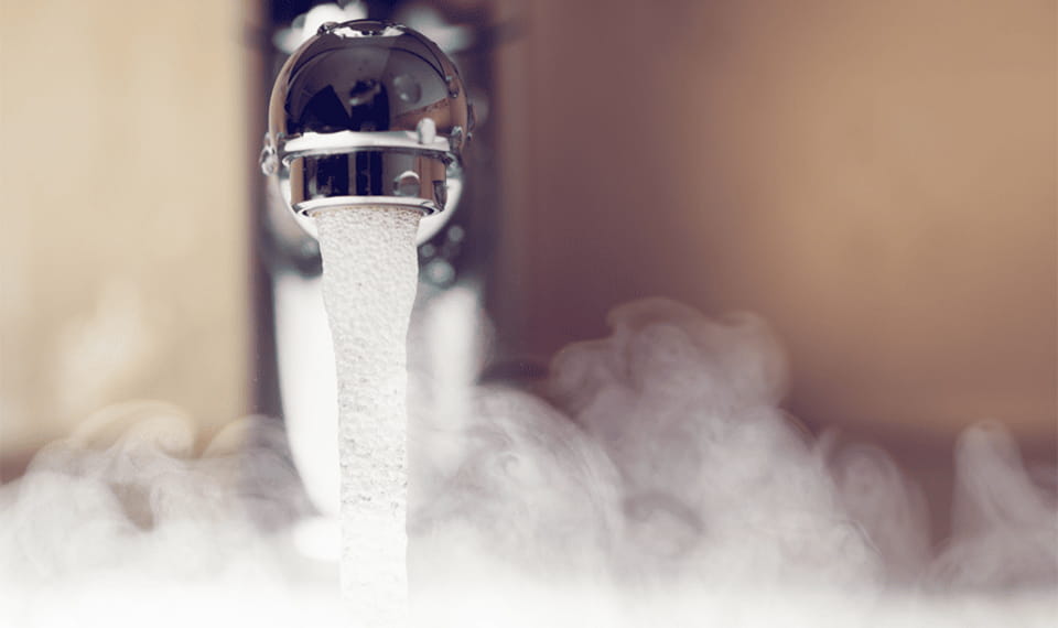 Из крана холодной воды идет горячая