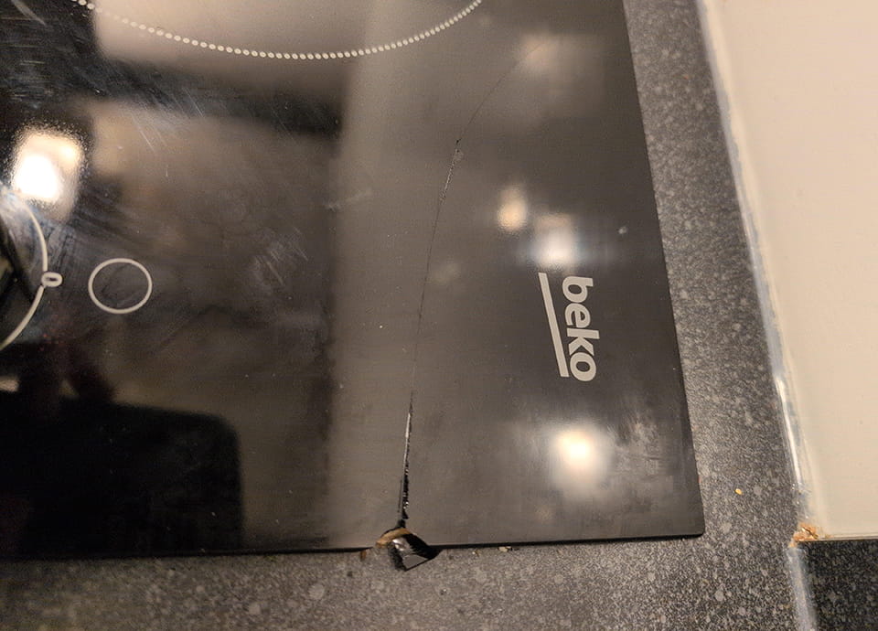 Трещина и скол на варочной панели